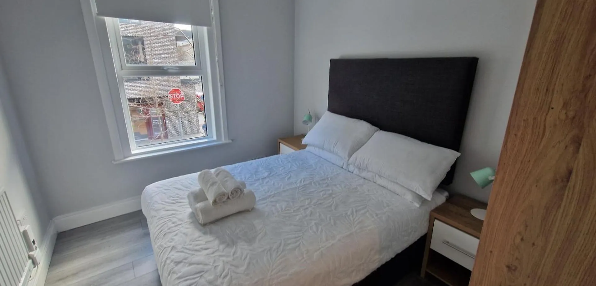 New Updated 2Bd In Prime Central Spot At Docklands 더블린 아일랜드